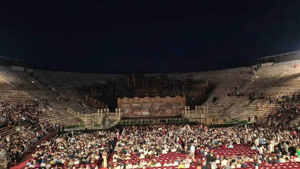 Die Arena in Verona und ein Bühnenbild.